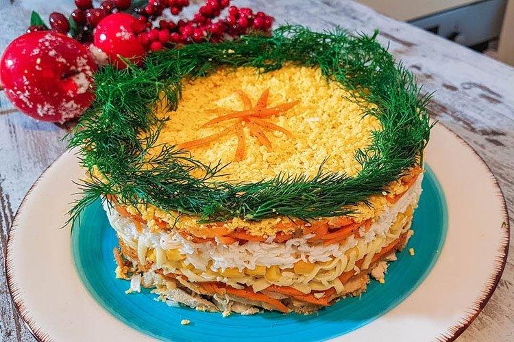 Salat mit Hähnchen und koreanischen Karotten - klassisches Rezept