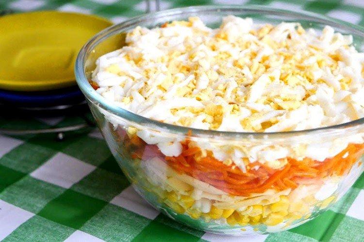 Salat mit koreanischen Karotten, Hähnchen und Champignons - Rezepte