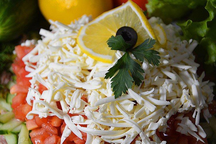 Salat mit koreanischen Karotten, Hähnchen und Reis - Rezepte