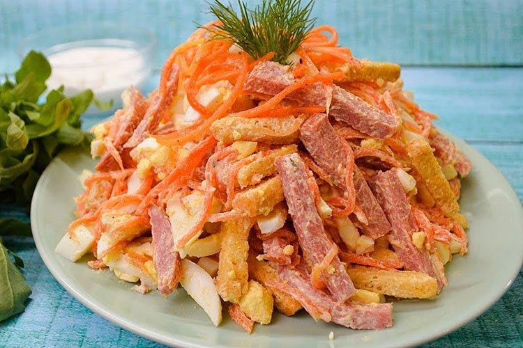 Salat mit Hähnchenschinken, koreanischen Karotten und Pilzen - Rezepte