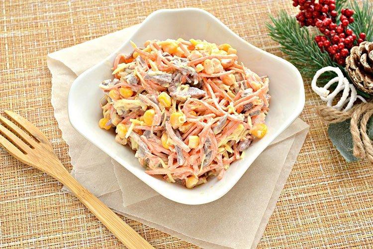 Salat mit koreanischen Karotten, Hähnchen und Croutons - Rezepte