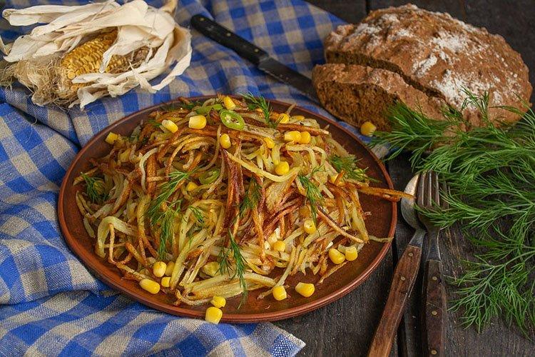 Salat mit geräuchertem Hähnchen, koreanischen Karotten und Mais - Rezepte