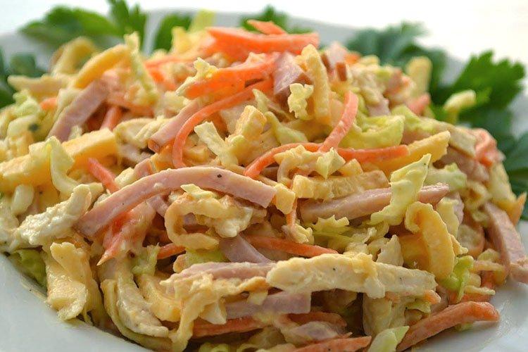 Salat mit koreanischen Karotten, Hähnchen und Chinakohl - Rezepte