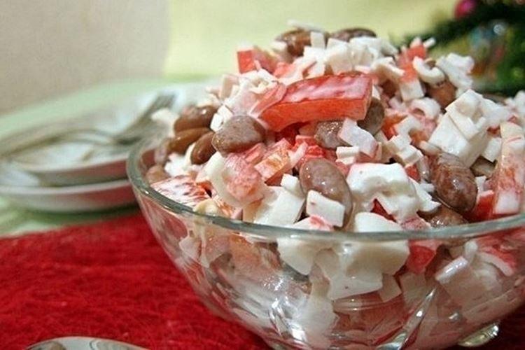 Ensalada de surimi, tomate y frijoles - recetas
