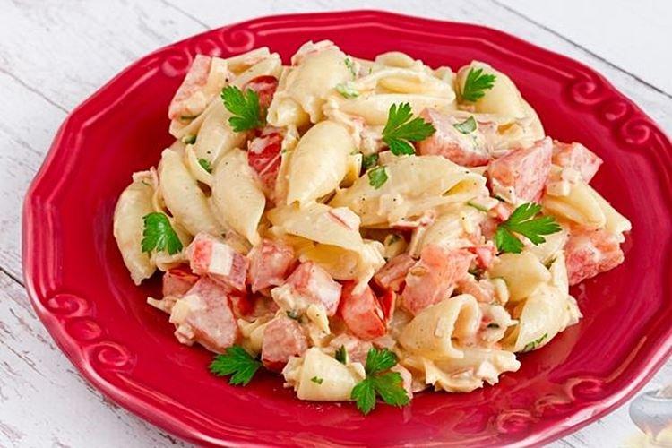 Ensalada de surimi, tomate y pasta - recetas