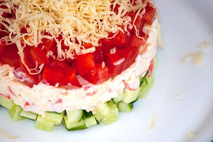 Ensalada de surimi, tomate y verduras - recetas