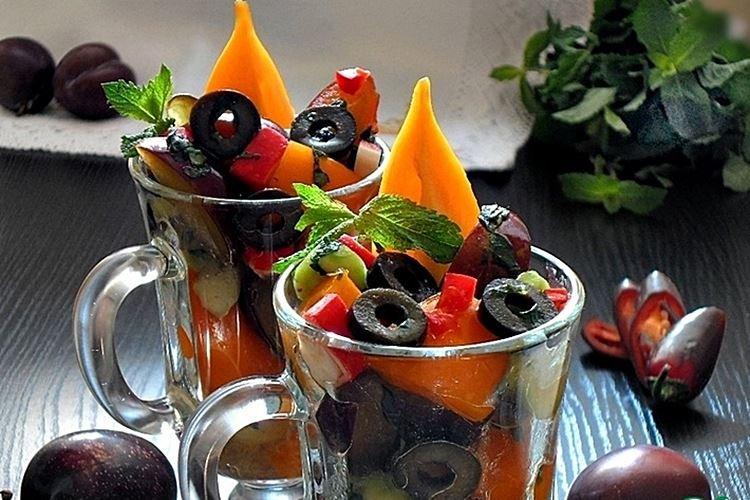Ensalada de surimi, tomate y ciruela - recetas
