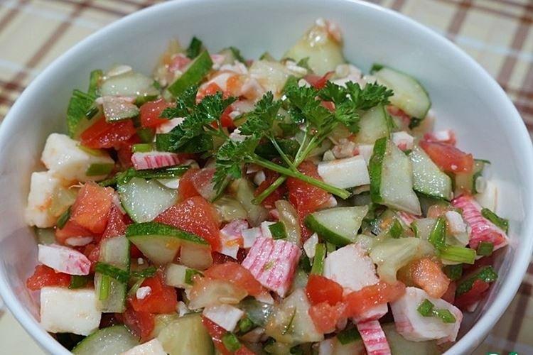 Ensalada de surimi, tomate y cebollino - recetas
