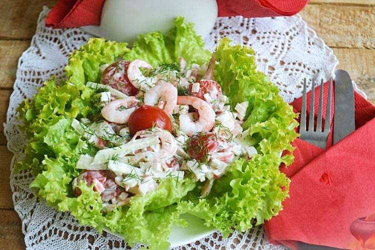 Ensalada de surimi, tomate y camarones - recetas