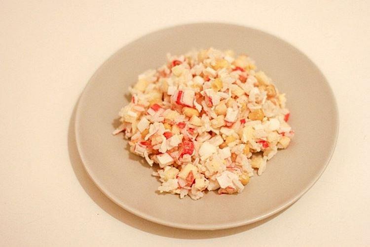 Ensalada de surimi, arroz y manzanas - recetas