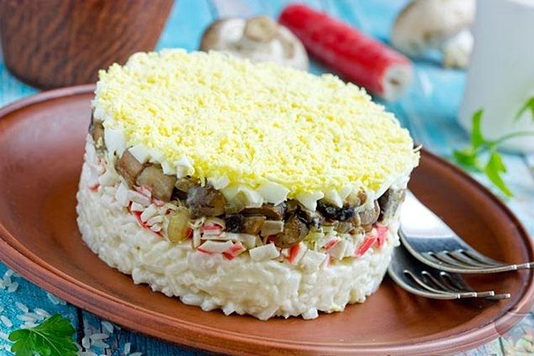 Ensalada de surimi, arroz y champiñones - recetas