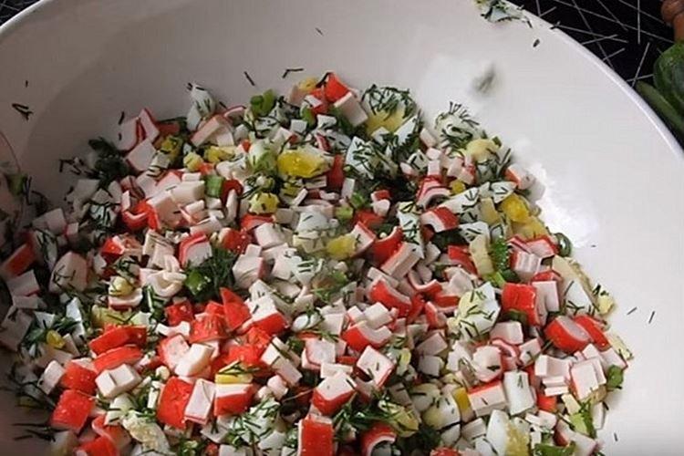 Ensalada de surimi, arroz y hierbas frescas - recetas
