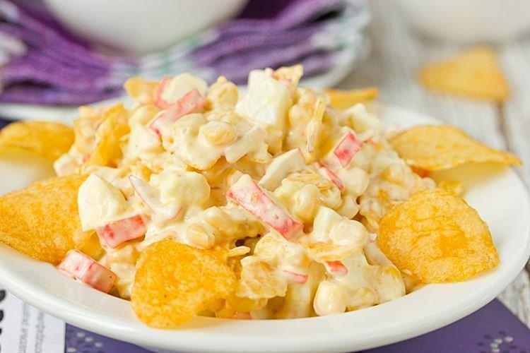 Ensalada de surimi, arroz y patatas fritas - recetas