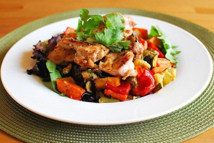 Ensalada tibia con verduras y pollo sin mayonesa para la mesa festiva - recetas