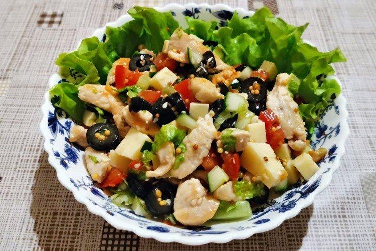 Ensalada de pollo y aceitunas sin mayonesa para la mesa festiva - recetas