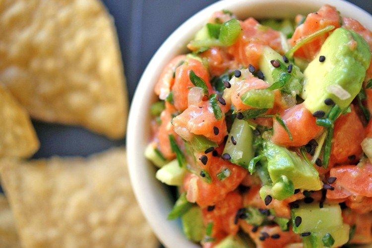 Ensalada de salmón y aguacate sin mayonesa para la mesa festiva - recetas