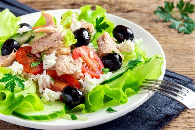 Ensalada de queso feta y atún sin mayonesa para la mesa festiva - recetas