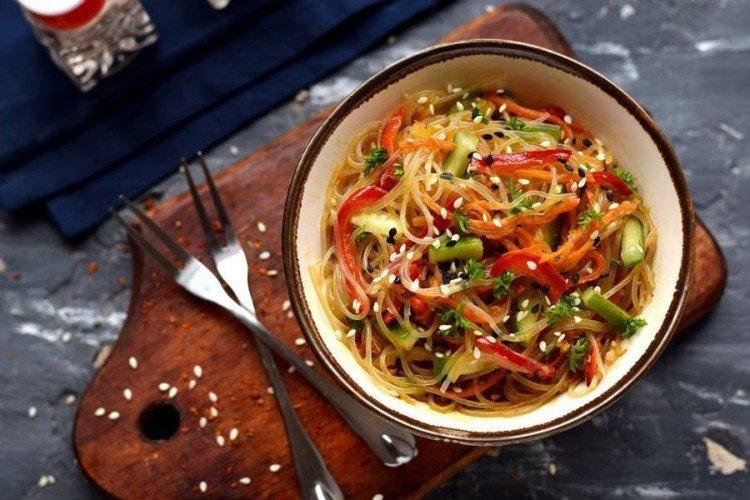 Ensalada de fideos de arroz y verduras sin mayonesa para la mesa festiva - recetas