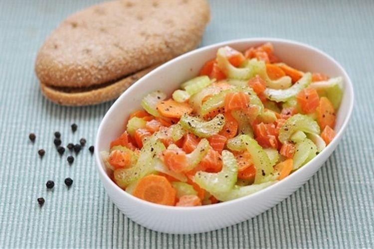 Ensalada de salmón, apio y zanahoria - Recetas de ensaladas sin mayonesa