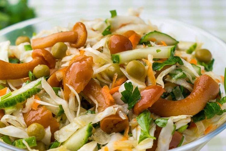 Ensalada de setas de miel encurtidas y salmón rosado - Recetas de ensaladas sin mayonesa