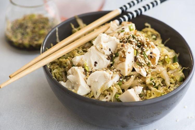 Ensalada de col china con tofu - Recetas de ensaladas sin mayonesa