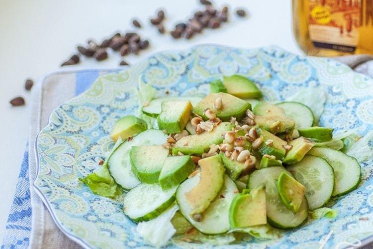 Ensalada verde con piñones - Recetas de ensaladas sin mayonesa