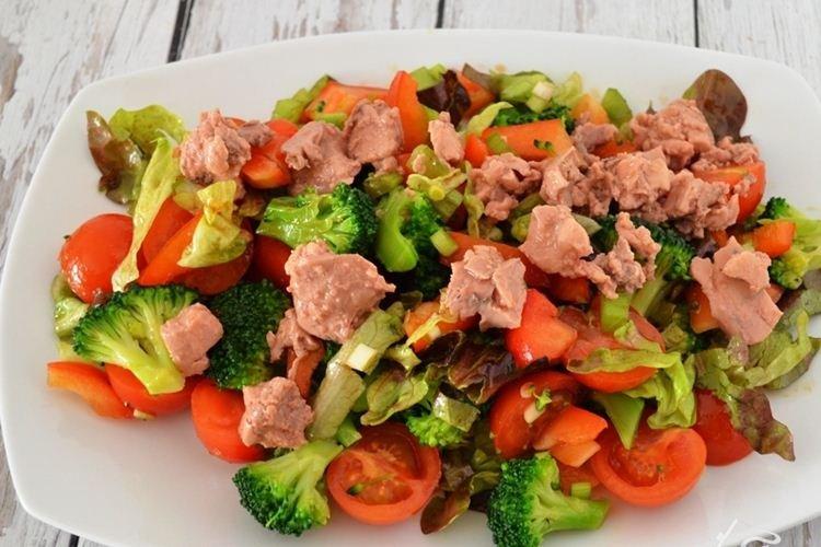 Ensalada de hígado de bacalao y brócoli - Recetas de ensaladas sin mayonesa