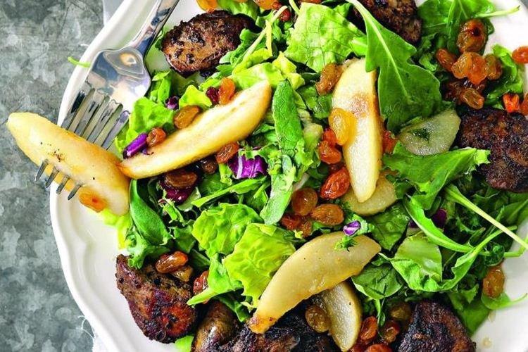 Ensalada tibia de hígado de pollo y pera - Recetas de ensaladas sin mayonesa