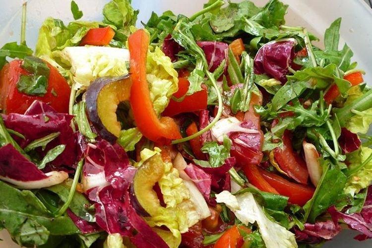 Ensalada de tomates y ciruelas - Recetas de ensaladas sin mayonesa
