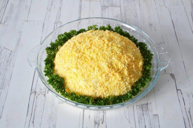 Ensalada «Cangrejo bajo la nieve» para la mesa festiva - recetas