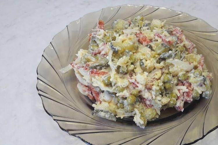 Ensalada con salchicha ahumada y guisantes enlatados - recetas