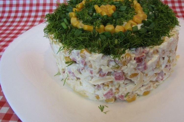 Ensalada con salchicha ahumada y maíz - recetas