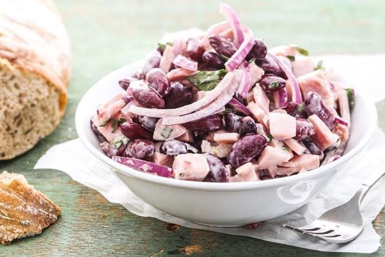 Ensalada con salchicha ahumada y frijoles - recetas