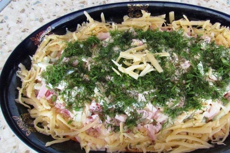 Ensalada con salchicha ahumada, huevos y queso - recetas