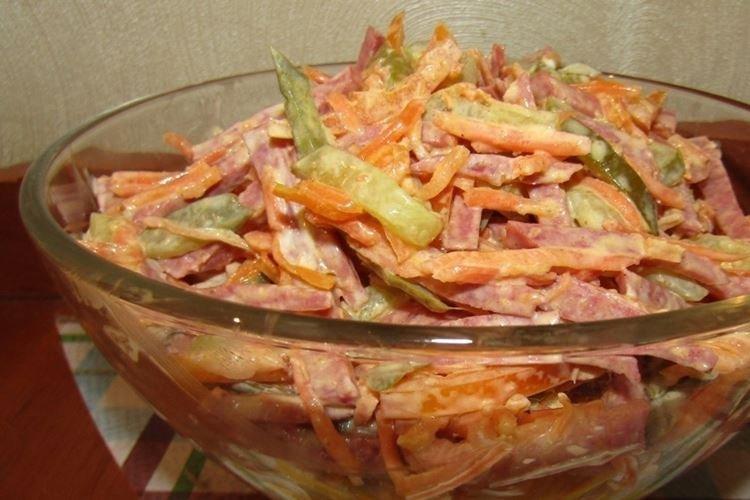 Ensalada con salchicha ahumada, zanahoria coreana y pepinos - recetas