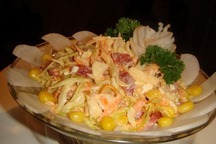 Ensalada con salchicha ahumada y col - recetas