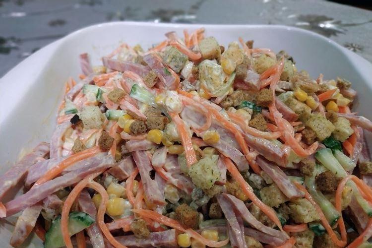 Ensalada con salchicha ahumada, zanahoria y picatostes - recetas