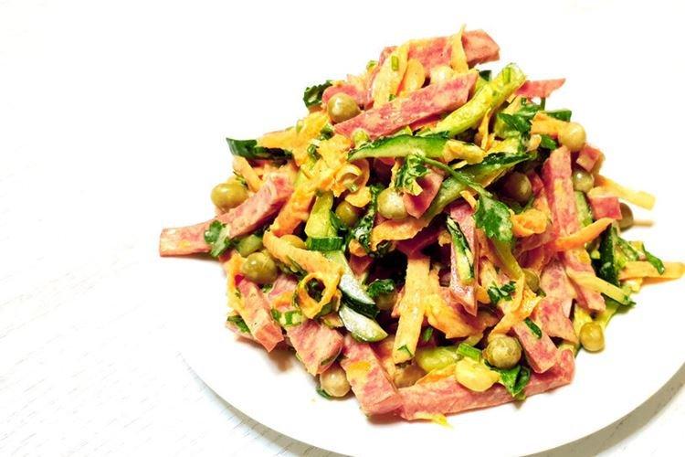 Ensalada con salchicha ahumada y guisantes congelados - recetas