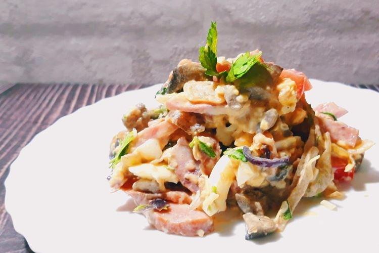 Ensalada con salchicha ahumada y champiñones - recetas