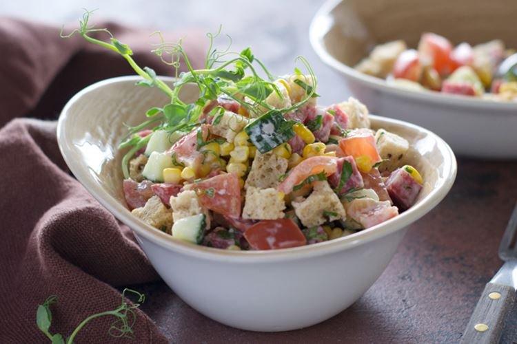 Ensalada con salchicha ahumada y pimiento morrón - recetas