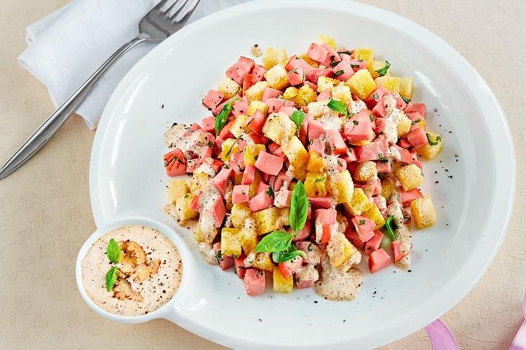 Ensalada con salchicha ahumada, jamón y nueces - recetas