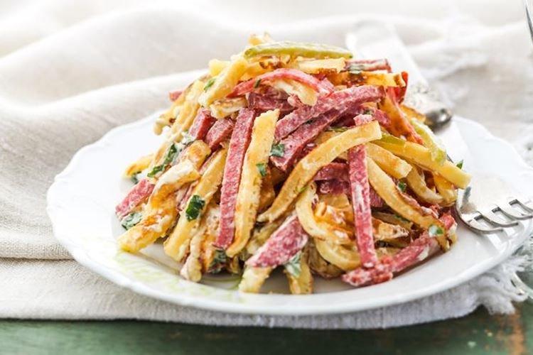 Ensalada con salchicha ahumada y crepes - recetas
