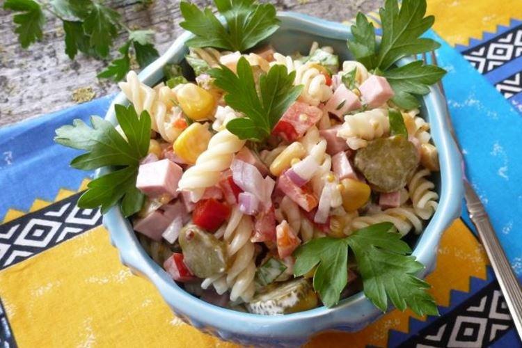 Ensalada con salchicha ahumada, mostaza dulce y chile - recetas