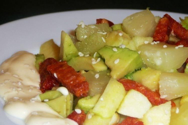 Ensalada con salchicha ahumada, aguacate y frutas - recetas