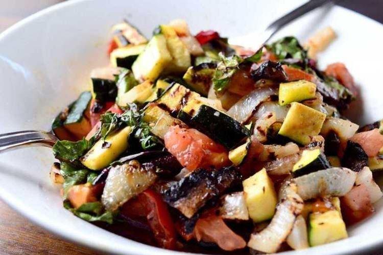 Ensalada con salchicha ahumada y berenjenas - recetas