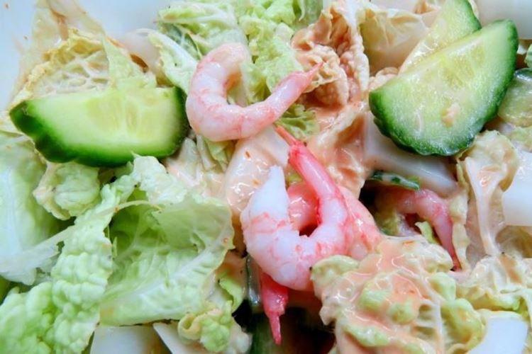 Ensalada de camarones, calamares y col china - recetas