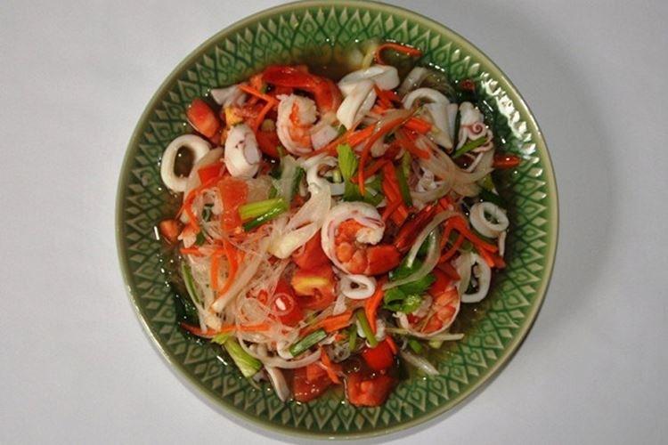 Ensalada de camarones y calamares al estilo tailandés - recetas