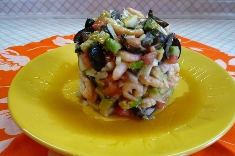 Ensalada de camarones, calamares y aderezo de mostaza y miel - recetas