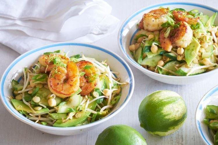 Ensalada de camarones, calamares y brotes - recetas