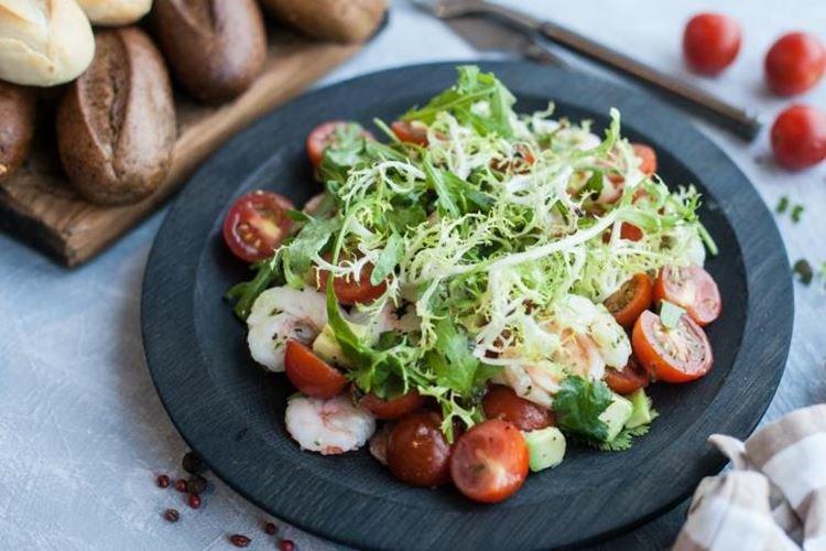 Ensalada de camarones, calamares y salsa de pepino - recetas